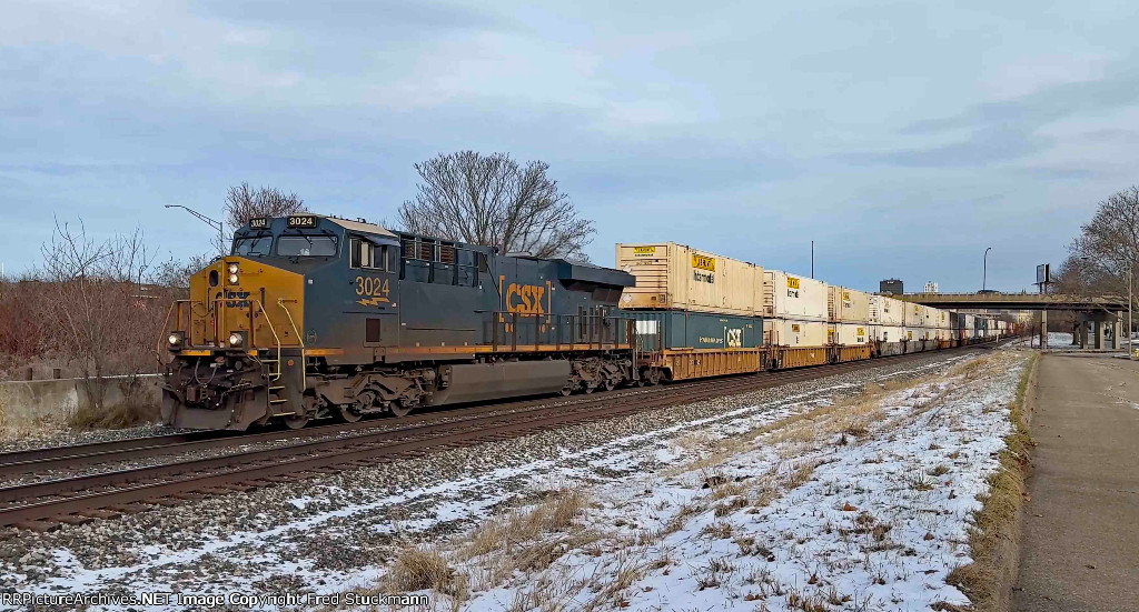 CSX 3024 leads I0135.